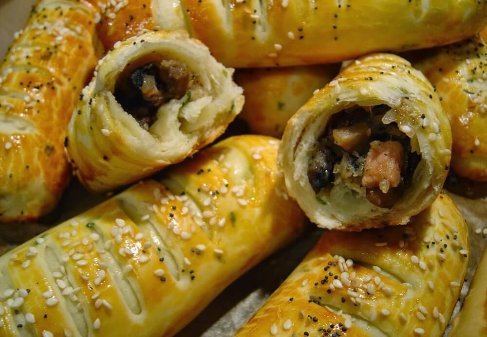 Пирожки с шампиньонами, луком и ветчиной