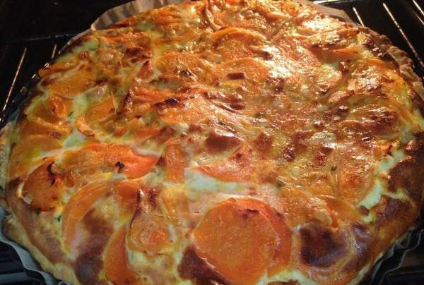 Киш с грудинкой и морковью