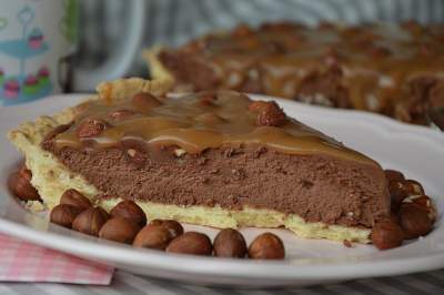 Тарт с шоколадной массой и орехами под карамелью