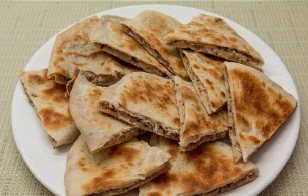 Лобиани, грузинские пироги-лепешки с фасолью