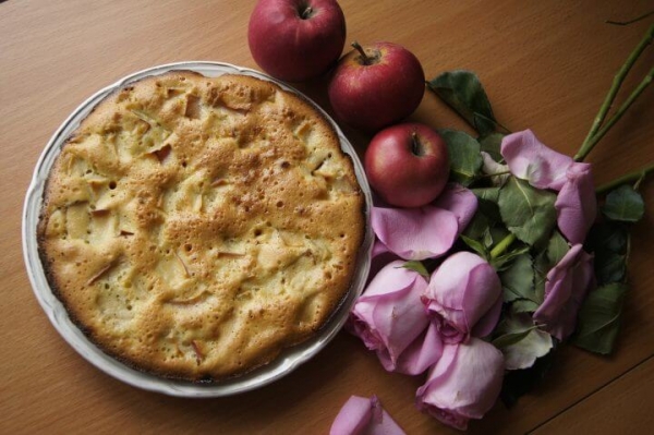 Праздничная шарлотка с яблоками