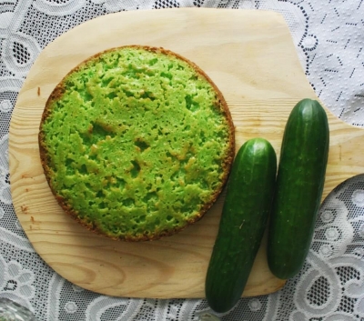 Сладкий пирог с зелеными огурцами