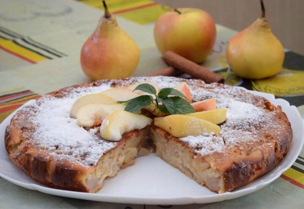 Медовый пирог с яблоками и грушами