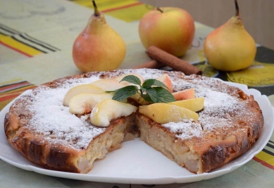 Медовый пирог с яблоками и грушами