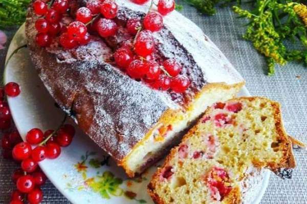 Кекс с красной смородиной