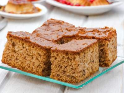 Пирог с вареной сгущенкой и грецкими орехами