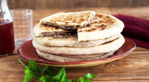 Грузинские лобиани &ndash; лепешки с фасолью и чесноком