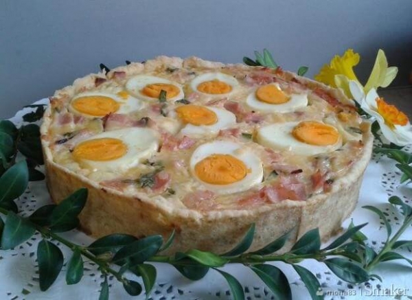 Закусочный пирог с яйцами и ветчиной