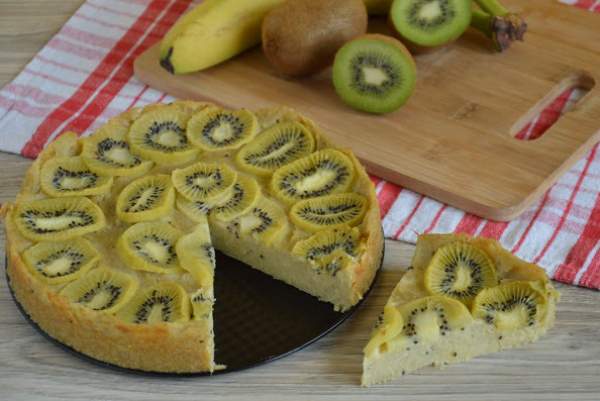 Пшенный пирог с киви и бананами